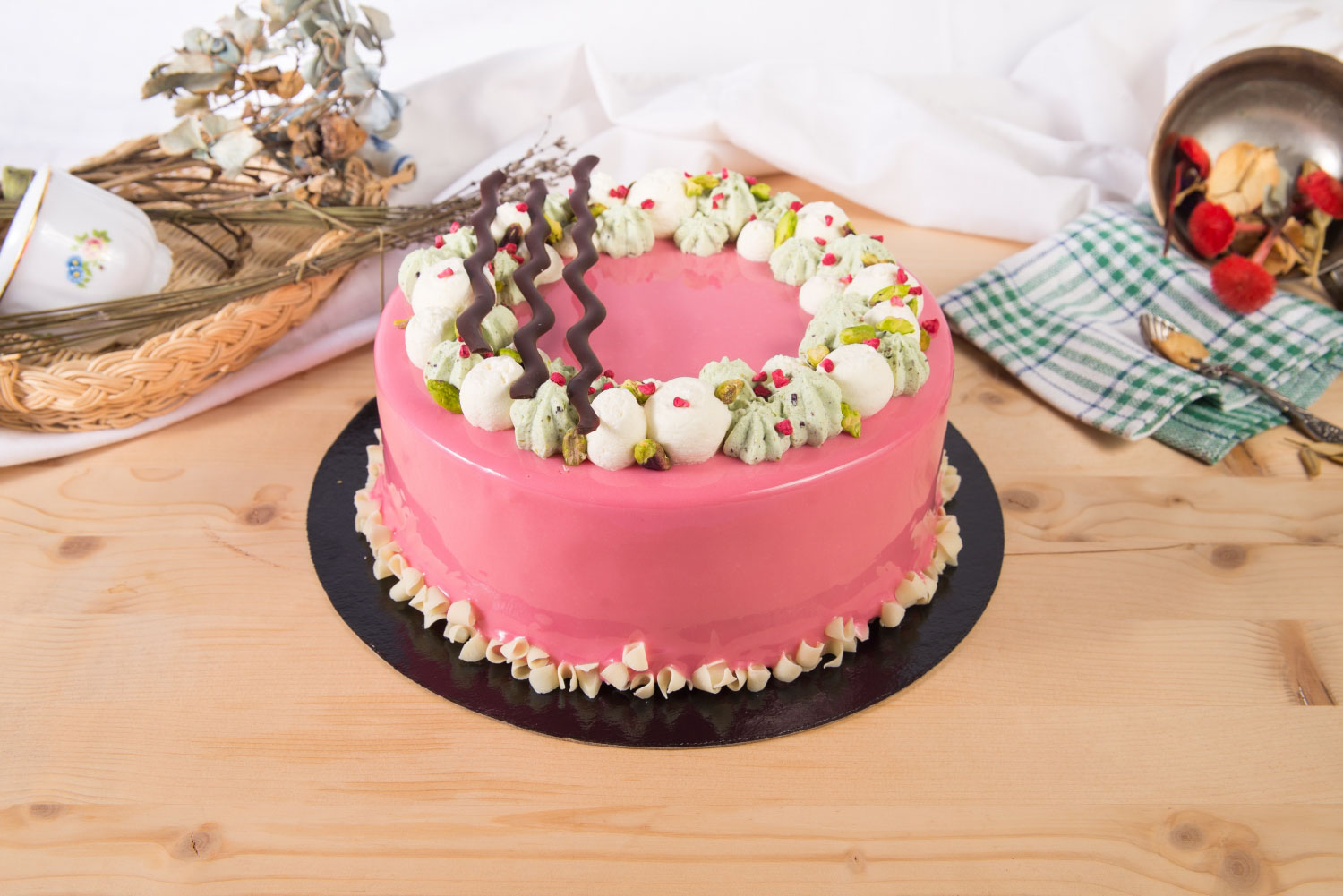 Tort cu mousse de zmeură, cremă de fistic și ciocolată neagră