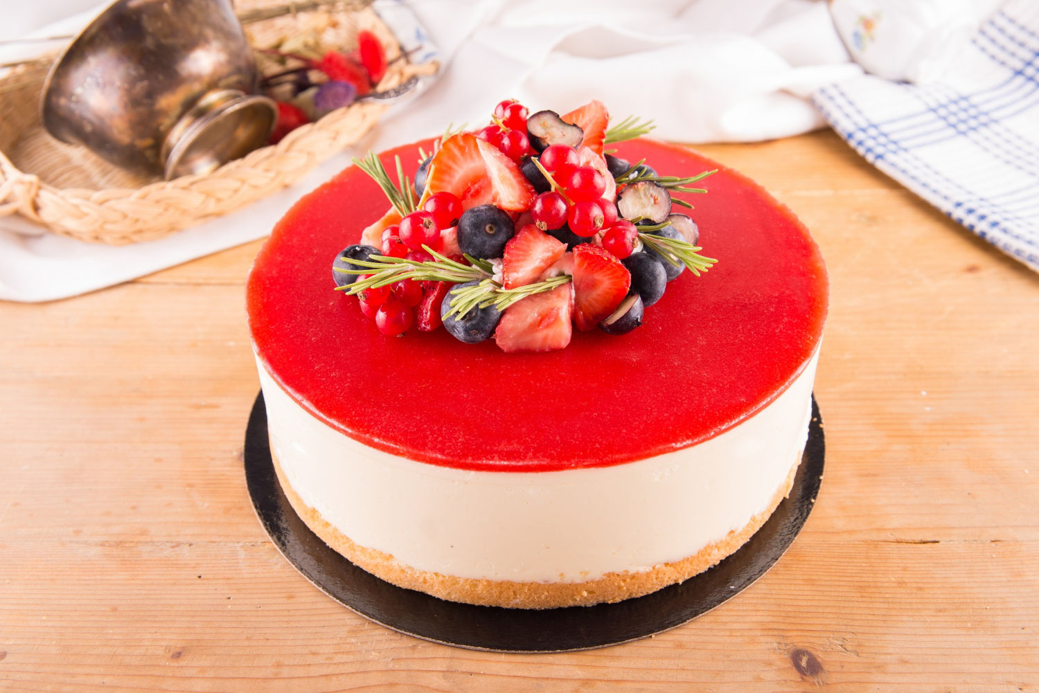 Tort cu mascarpone și fructe de pădure